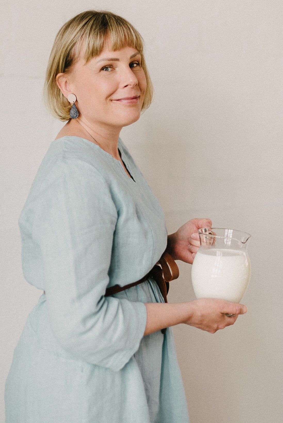 Petra Vuohelmalta esittelee vuohenmaitoa, jota käytetään tuotteissa raaka-aineena