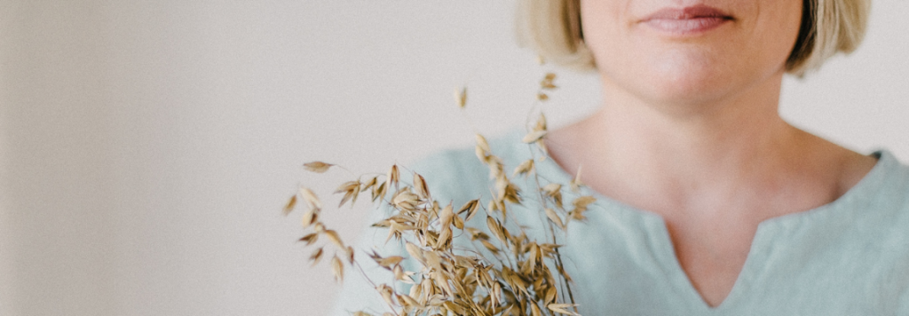 Petra Vuohelmalta pitelee käsissään tuotteissa käytettävää raaka-ainetta